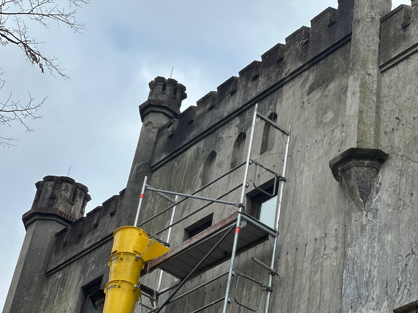 Horner Mitarbeiter reinigt eine Fassade mit Hubsteiger