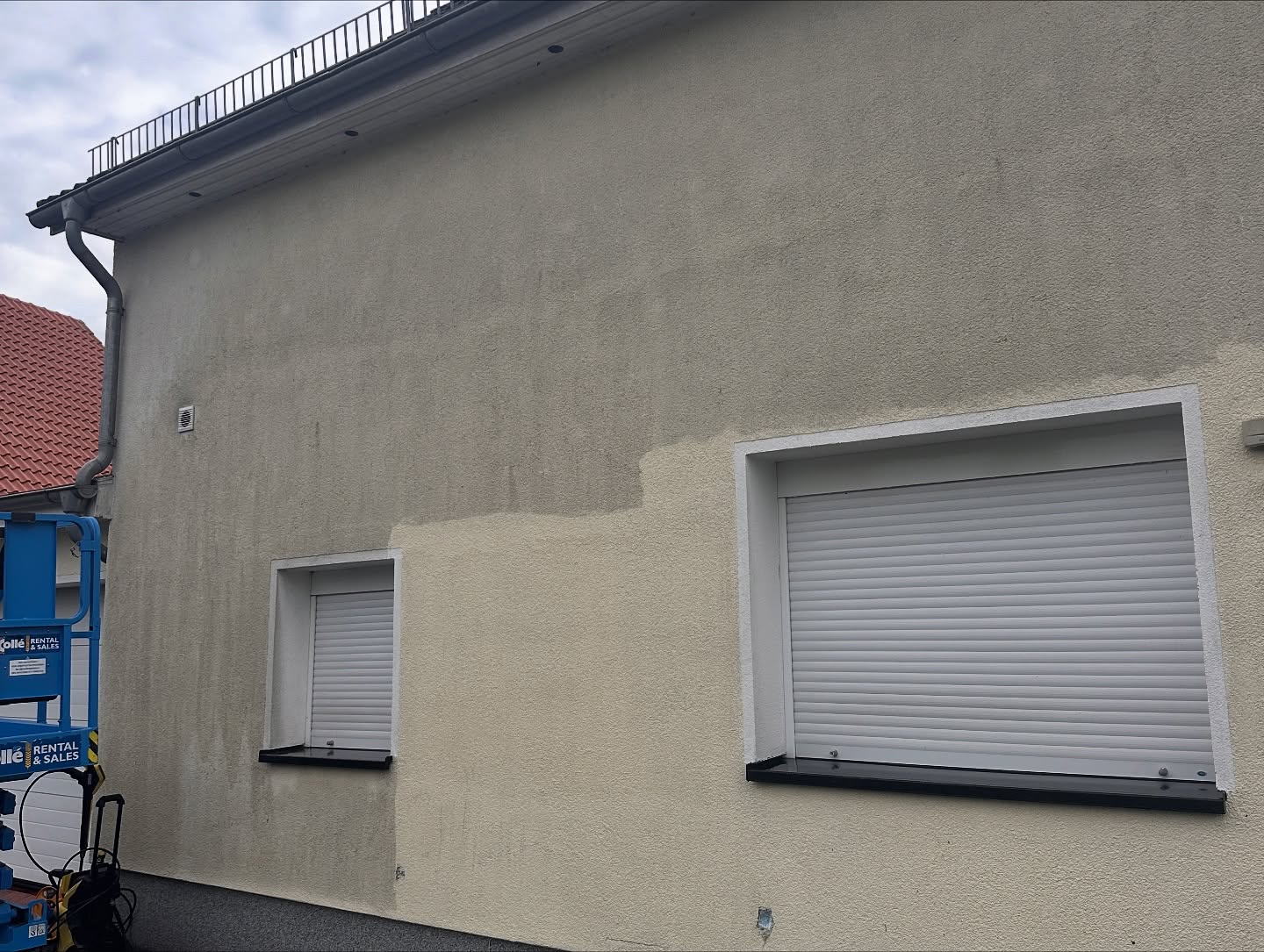 Fassadenreinigung Bremen — halb gereinigt