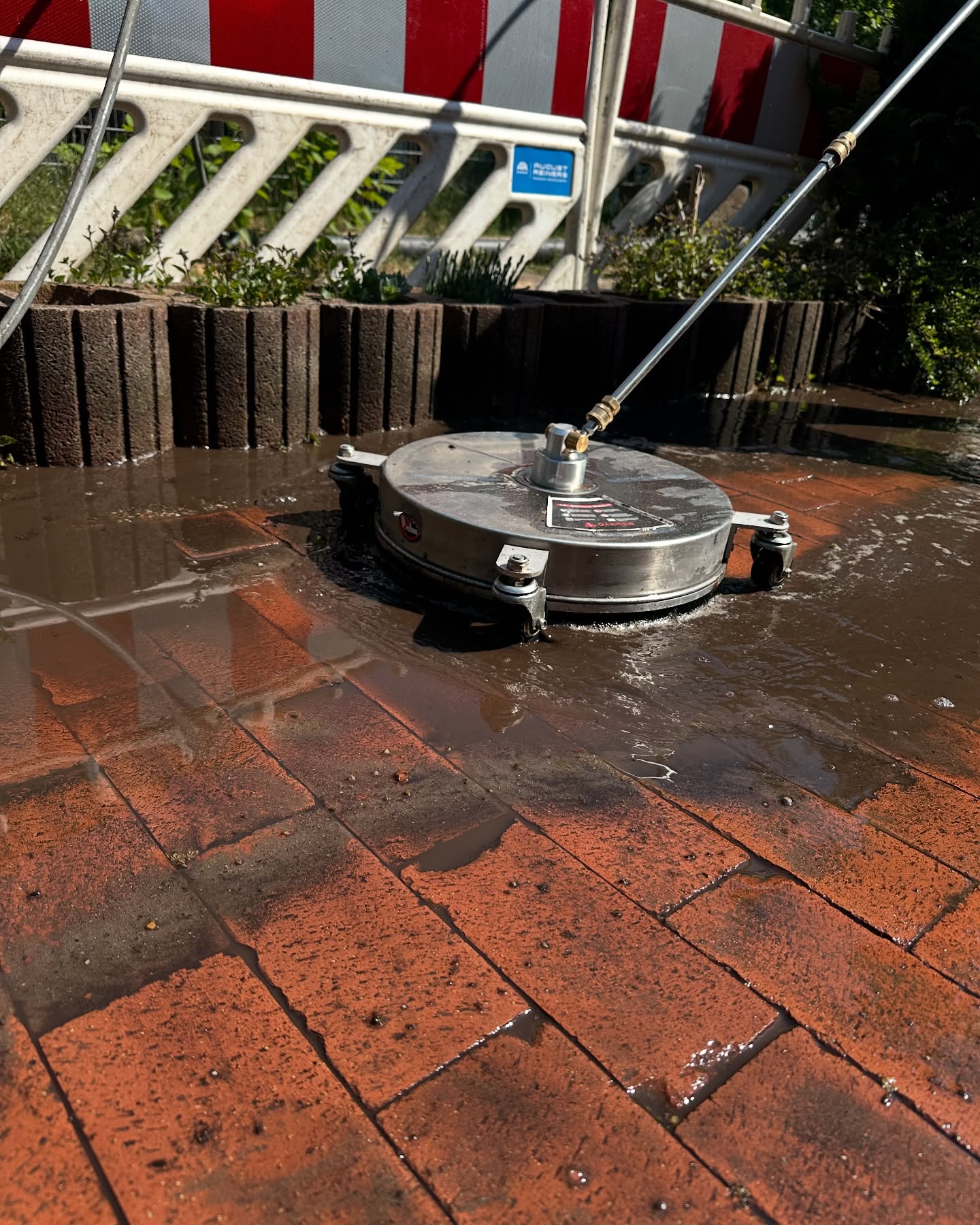 Klinkerterrasse mit Flächenreiniger