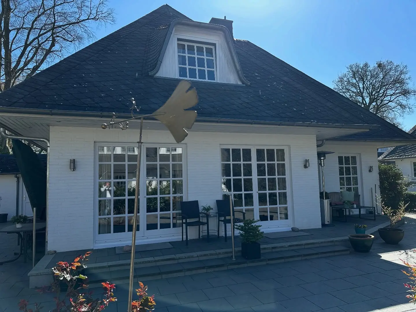 Frisch gereinigte Terrasse und Fassade an einem Einfamilienhaus in Bremen